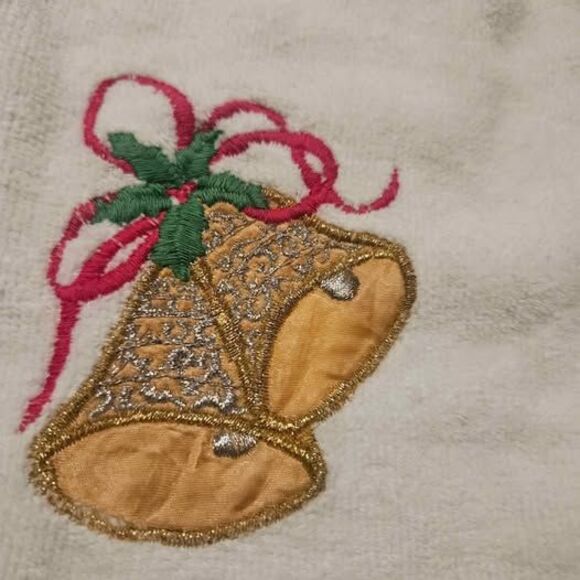 Set of 2 Christmas Embroidered White Hand Towels - Picture 3 of 8